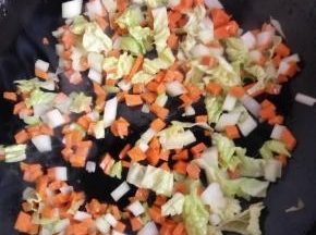 热锅入油放入蔬菜丁翻炒