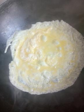 鸡蛋煸熟也切碎
