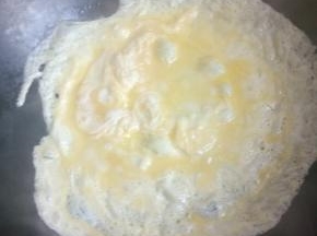 鸡蛋煸熟也切碎
