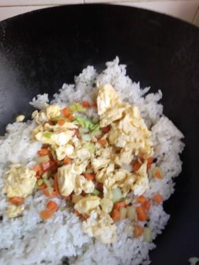 放入米饭里一起翻炒