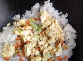 放入米饭里一起翻炒