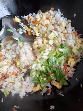 炒匀所有的蔬菜加入盐调味