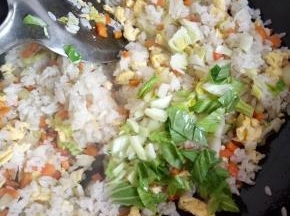 炒匀所有的蔬菜加入盐调味