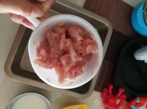 把肉馅塞入灌肠器中