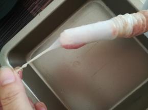 把肠衣慢慢套在管子上，尾部打一个结。