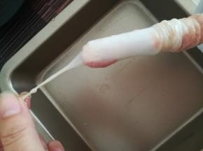 把肠衣慢慢套在管子上，尾部打一个结。