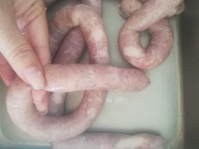 用手捏扁到一半就可以扎绳子，可以用牙签扎一些洞，排除多余空气。