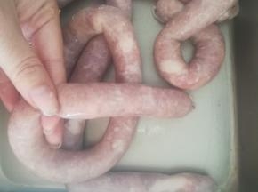 用手捏扁到一半就可以扎绳子，可以用牙签扎一些洞，排除多余空气。