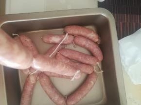 灌好后，用棉绳分段扎紧。