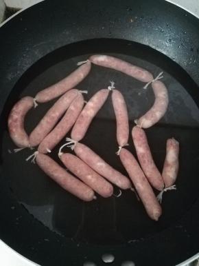 风干的脆皮肠，冷水下锅，中火煮至水微开，转小火煮15至20分钟。不要盖锅盖，水也不要煮沸腾。