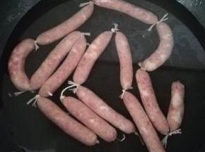 风干的脆皮肠，冷水下锅，中火煮至水微开，转小火煮15至20分钟。不要盖锅盖，水也不要煮沸腾。