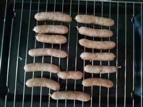 煮好的脆皮肠放在烤架上晾凉。