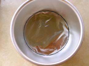 模具底包裹上锡纸，或铺上一层油纸也可以