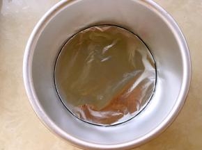 模具底包裹上锡纸，或铺上一层油纸也可以