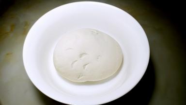 面粉中加入6克还要，清水适量，揉成较硬的面团，盖上锅盖醒发40分钟。我这是晚上揉面。