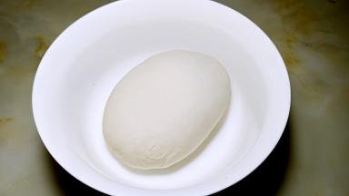 40分钟后，在把面团揉一揉，这样反复的3次揉面，盖上保鲜膜，放进冰箱冷藏过夜。