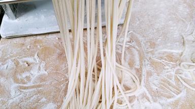 压出圆形的面生胚。