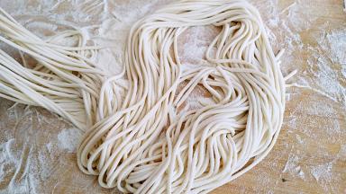 撒上适量干粉防黏。