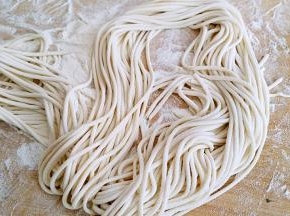 撒上适量干粉防黏。