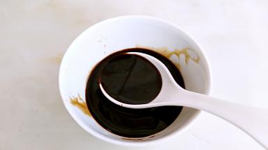 料汁碗:生抽，老抽，鸡精，砂糖混合。