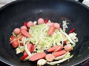 放入肉丸和香葱煸炒几下。