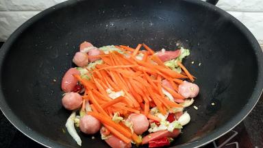 放入胡萝卜丝，在翻炒变软。