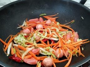 炒至蔬菜没有水分。