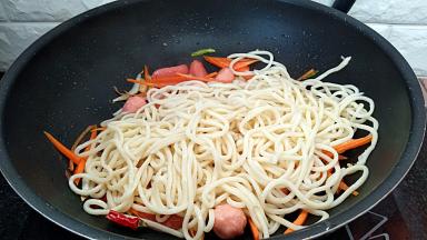 倒入面进行翻炒。