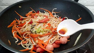 淋入料汁，继续翻炒。