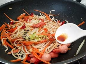 淋入料汁，继续翻炒。