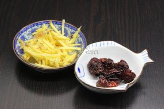 生姜洗净切丝，红枣清水洗净；PS：红枣带核的要去核。