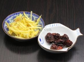 生姜洗净切丝，红枣清水洗净；PS：红枣带核的要去核。
