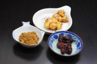 准备食材：生姜、红糖、红枣等食材；