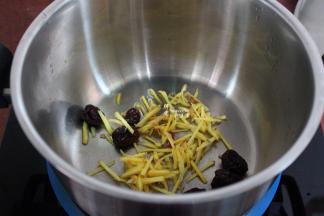 把生姜丝、红枣放入锅中；