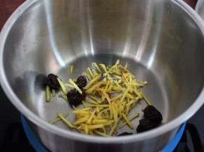 把生姜丝、红枣放入锅中；