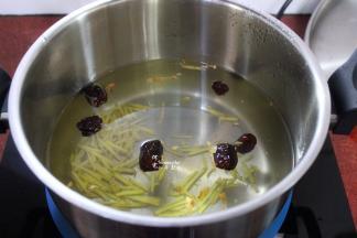 锅中加入适量的清水；