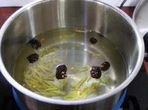 锅中加入适量的清水；