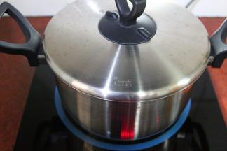 盖上盖子，大火煮沸之后，转为小火熬煮10分钟；