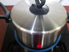 盖上盖子，大火煮沸之后，转为小火熬煮10分钟；