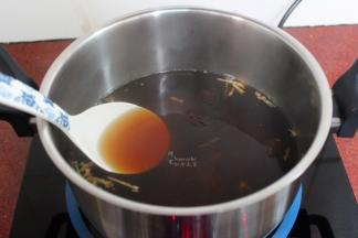 加入红糖，拌均至融化；