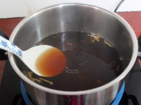 加入红糖，拌均至融化；