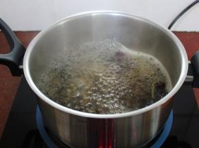 再熬煮3分钟，盖上盖子焖3分钟即可。