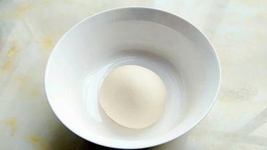 早上把醒过一夜的面团重新揉一揉。