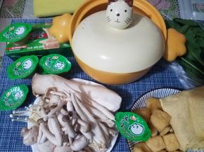 先把食材准备好。其实菌类众多，选择市面常见的即可，种类越多越好。