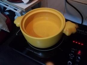 先准备个砂锅，大半锅水烧开。