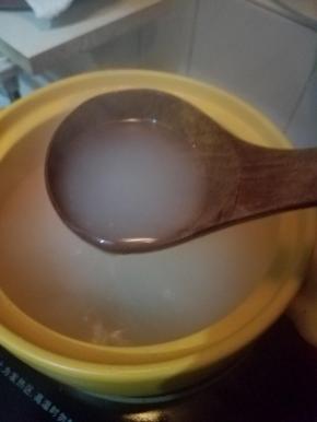 慢慢搅拌溶解，汤水就变成超赞的老汤了。其实有时候做汤的适合我 也喜欢放一块做汤底。