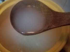 慢慢搅拌溶解，汤水就变成超赞的老汤了。其实有时候做汤的适合我 也喜欢放一块做汤底。
