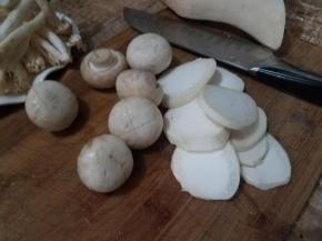 在烧水的过程中，洗净全部食材，口蘑划十字口，杏鲍菇切片。