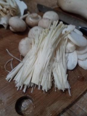 金针菇，海鲜菇，蟹味菇切掉根部。