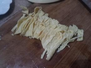 油豆皮洗净切丝。这个是我准备做汤，添加一点油豆腐味道不错。